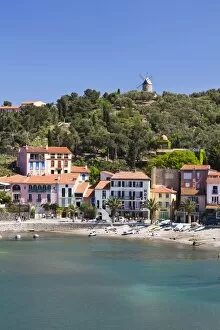 Images Dated 18th April 2011: A view of the beach at Collioure in Languedoc-Roussilon, France, Europe