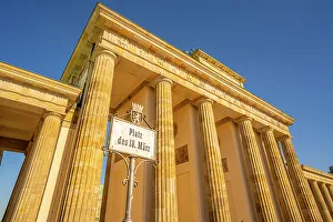 Signage Prints: View of Brandenburg Gate from Platz des 18 Marz on sunny day
