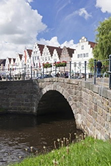 Nordfriesland Prints: View from a canal (Mittelburggraben) to the market square