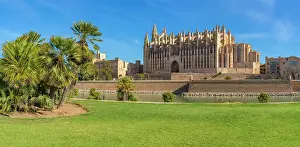 View of Cathedral-Basilica de Santa Maria de Mallorca from Passeig Maritime, Palma de Mallorca, Majorca, Balearic Islands, Spain, Mediterranean, Europe