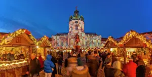 Goods Prints: View of Christmas market at Charlottenburg Palace in Schloss Charlottenburg at dusk