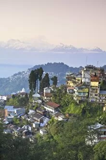 Images Dated 6th November 2008: View of Darjeeling and Kanchenjunga, Kangchendzonga range from Merry Resorts