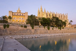 Walled Prints: View at dusk from Parc de la Mar to the Almudaina Palace and cathedral