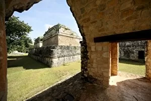 Images Dated 27th October 2009: View through the Entrance Arch, Mayan ruins, Ek Balam, Yucatan, Mexico, North America