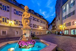 Charm Prints: View of fountain at Stadtplatz during dusk in Zell am See