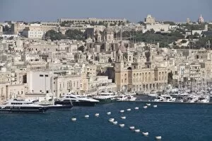 Images Dated 4th June 2008: View of the Grand Harbour and city of Vittoriosa taken from Barracca Gardens