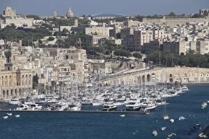 Images Dated 4th June 2008: View of the Grand Harbour and city of Vittoriosa taken from Barracca Gardens