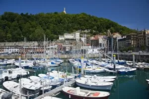 Images Dated 30th May 2007: View across the harbour to the wooded slopes of Monte Urgull, San Sebastian