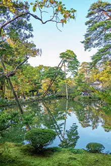 Vibes Prints: View of Hisago-ike Pond and Yugao-tei (Gourd Tea House) in Kenrokumachi Japanese Garden