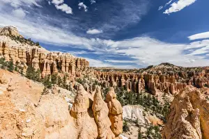 View of hoodoo formations from the Fairyland Trail in Bryce Canyon National Park