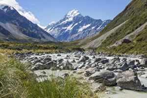 View up the Hooker Valley to Aoraki (Mount Cook), Aoraki (Mount Cook) National Park