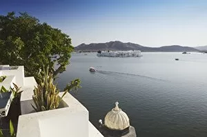 Images Dated 24th April 2011: View of Lake Palace Hotel from Jagat Niiwas Palace Hotel rooftop restaurant