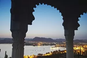 Images Dated 25th April 2011: View of Lake Pichola at sunset, Udaipur, Rajasthan, India, Asia