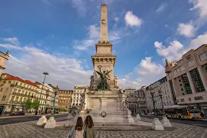 Importance Prints: View of Monument Restauradores in Praca dos Restauradores on a sunny day