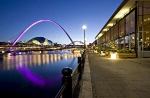 Newcastle Upon Tyne Collection: View along Newcastle Quayside at night showing the River Tyne