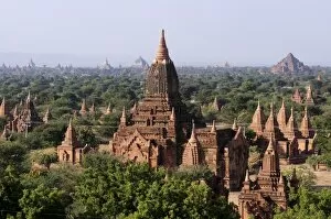 Images Dated 28th December 2007: View over the old temples and pagodas of the ruined city of Bagan, Bagan, Myanmar, Asia