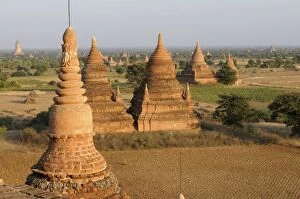 Images Dated 27th December 2007: View over the old temples and pagodas of the ruined city of Bagan, Bagan, Myanmar, Asia