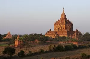 Images Dated 28th December 2007: View over the old temples and pagodas in the ruined city of Bagan, Myanmar, Asia