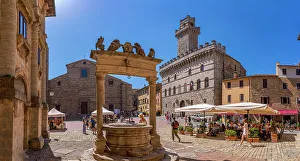 View of well and Palazzo Comunale in Piazza Grande in Montepulciano, Montepulciano, Province of Siena, Tuscany, Italy, Europe