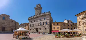 View of Palazzo Comunale in Piazza Grande in Montepulciano, Montepulciano, Province of Siena, Tuscany, Italy, Europe