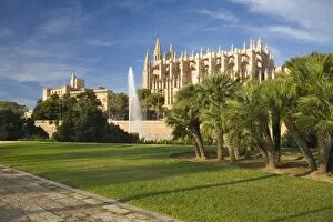 Images Dated 3rd November 2010: View from Parc de la Mar to the Almudaina Palace and cathedral, Palma de Mallorca