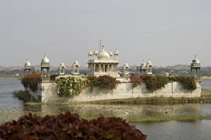 Images Dated 6th January 2006: View of Pavilion in lake