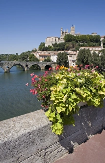 Images Dated 4th August 2007: View of Pont Vieux from Pont Neuf, River Orb, Cathedrale St.-Nazaire, Beziers