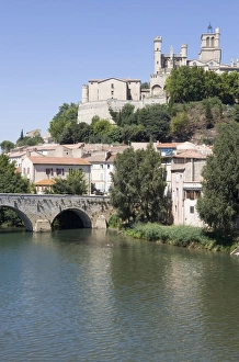 Images Dated 4th August 2007: View of Pont Vieux from Pont Neuf, River Orb, Cathedrale St.-Nazaire, Beziers