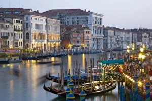 Images Dated 19th July 2007: View from the Ponte di Rialto along the Grand Canal at dusk, San Polo district