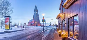 Décor Prints: View of restaurant in the city centre and Hallgrimskirkja church at dusk in winter
