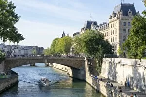 French Culture Gallery: View of the River Seine, Paris, France, Europe