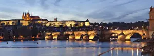 View over the River Vltava to Charles Bridge and the Castle District with St. Vitus Cathedral and Royal Palace, UNESCO World Heritage Site, Prague, Czech Republic, Europe
