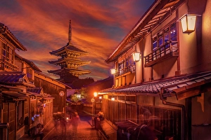 View of Sannen Zaka and Yasaka Pagoda in Gion at dusk, Kyoto Geisha District, Kyoto, Honshu, Japan