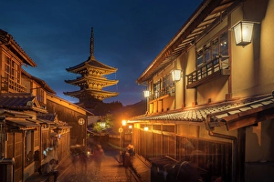 Lanterns Prints: View of Sannen Zaka and Yasaka Pagoda in Gion at dusk