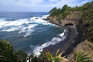 Images Dated 24th August 2008: View over Shark Bay below Volcano Yasur, Island of Tanna, Vanuatu, South Pacific, Pacific