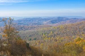 Images Dated 3rd November 2008: View over the Shenandoah National Park with beautiful foliage in the Indian summer