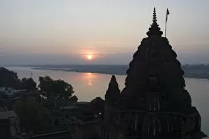 Images Dated 2nd January 2006: View of the Shiva Temple with the Narmada river in background
