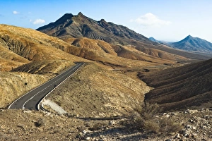 Images Dated 10th August 2010: View southwest to Mount Cardon and Pico de la Zarza beyond en route from La Pared to Pajara