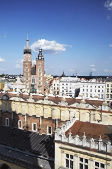 Images Dated 7th August 2009: View of St. Marys Church and Cloth Hall (Sukiennice), UNESCO World Heritage Site