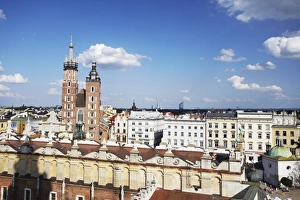 Images Dated 7th August 2009: View of St. Marys Church and Cloth Hall (Sukiennice), UNESCO World Heritage Site