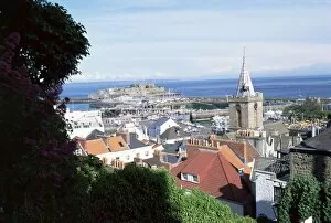 St Peter Port Collection: View over St. Peter Port to Castle Cornet, Guernsey, Channel Islands, United Kingdom