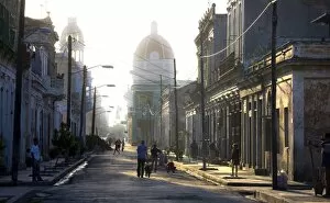 Images Dated 28th March 2009: View along street towards Parque Jose Marti, Cienfuegos, Cuba, West Indies