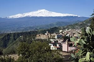 Images Dated 12th March 2008: View over Taormina and Mount Etna, Taormina, Sicily, Italy, Europe