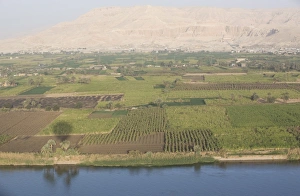 Images Dated 1st March 2007: View of the side of the River Nile with the Temple of Deir El Bahari in the background