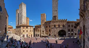 View of towers and Piazza del Duomo in San Gimignano, San Gimignano, UNESCO World Heritage Site, Province of Siena, Tuscany, Italy, Europe