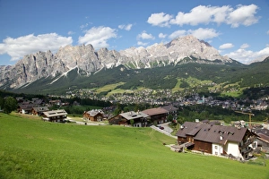 View of town and mountains, Cortina d Ampezzo, Belluno Province, Veneto, Dolomites, Italy, Europe