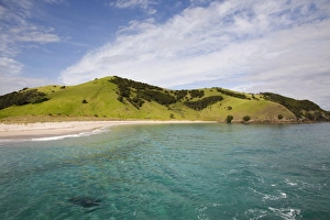 Images Dated 10th May 2007: View back to Waewaetorea Island recreational reserve with sandy beach across clear green blue sea