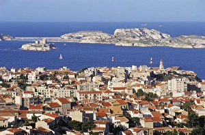 Images Dated 7th December 2007: Views of Chateau D if and Frioul Island, Marseille, Provence, France
