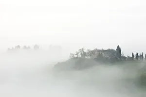 Villa in the mist at sunrise, San Quirico d Orcia, Val d Orcia, UNESCO World Heritage Site