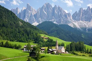 Images Dated 23rd July 2007: Village church and scattered farms beneath the Odle peaks in the Parco Naturale Puez-Odle